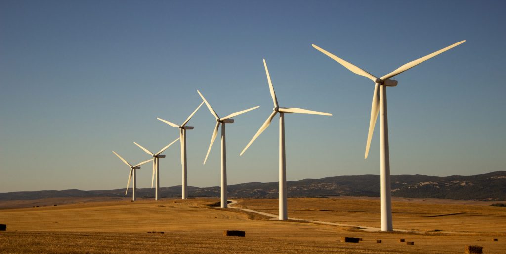 Imagem de um campo eólico de energia.