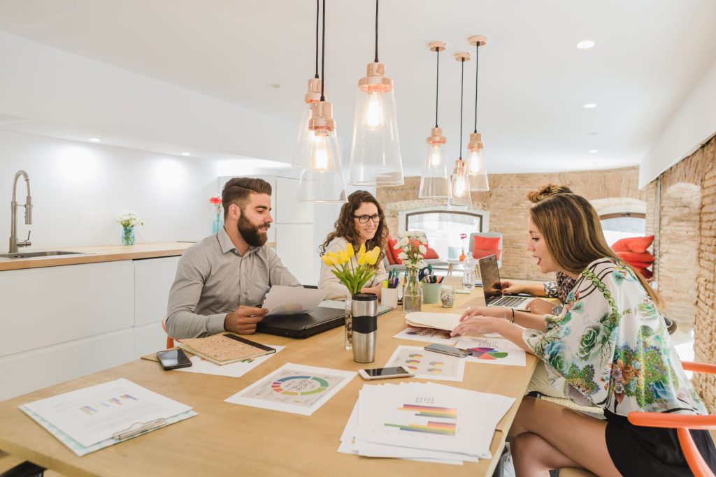 Um grupo de colaboradores discutindo como economizar energia nas empresas.