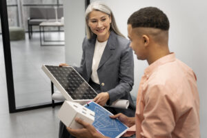 Uma mulher dando consultoria sobre o mercado livre de energia para um jovem.