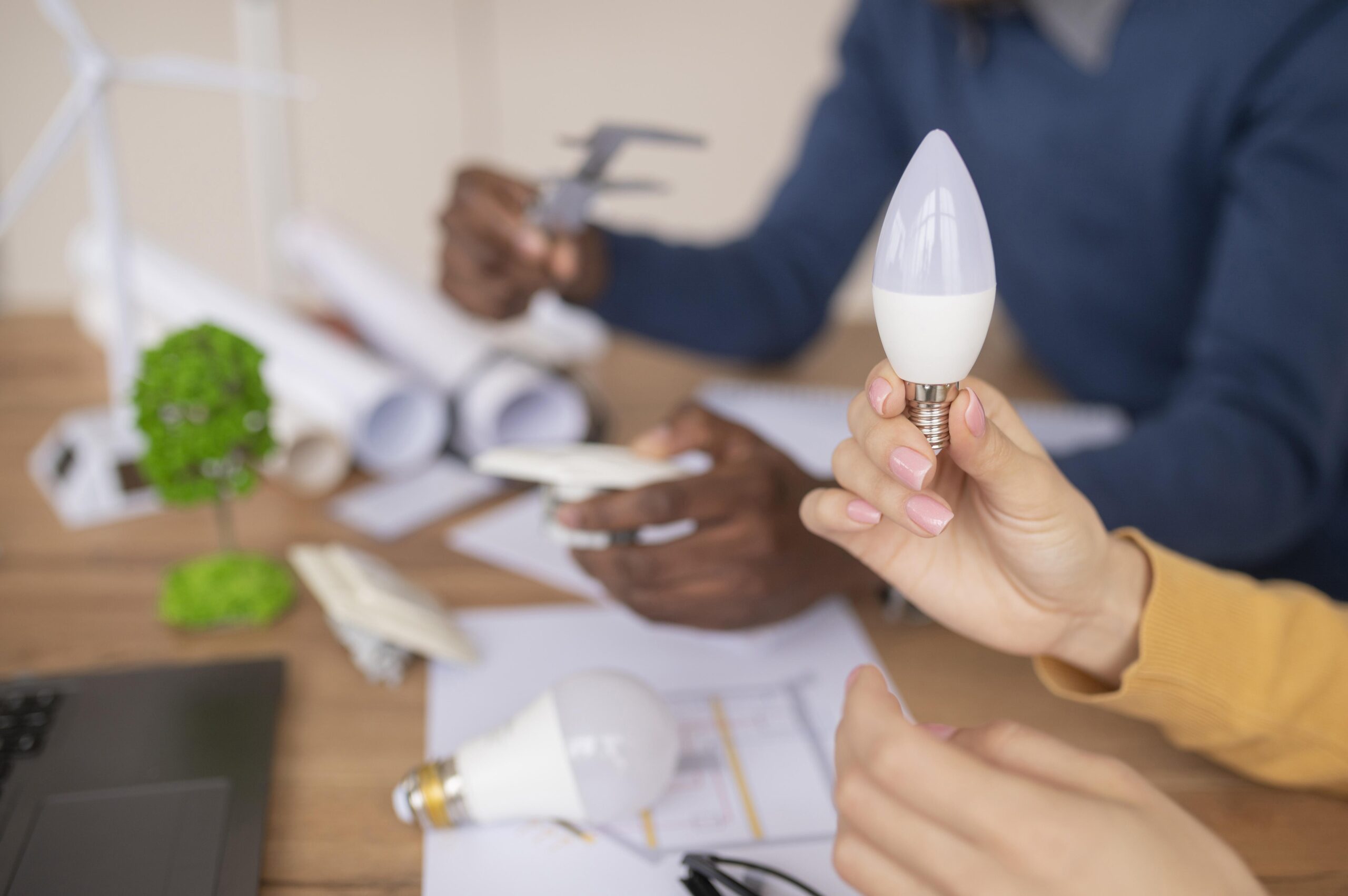 Colegas trabalhando para decidir como ter um consumo consciente de energia elétrica.