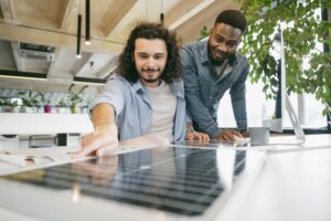 Homens trabalhando na energia de uma empresa do Grupo A.