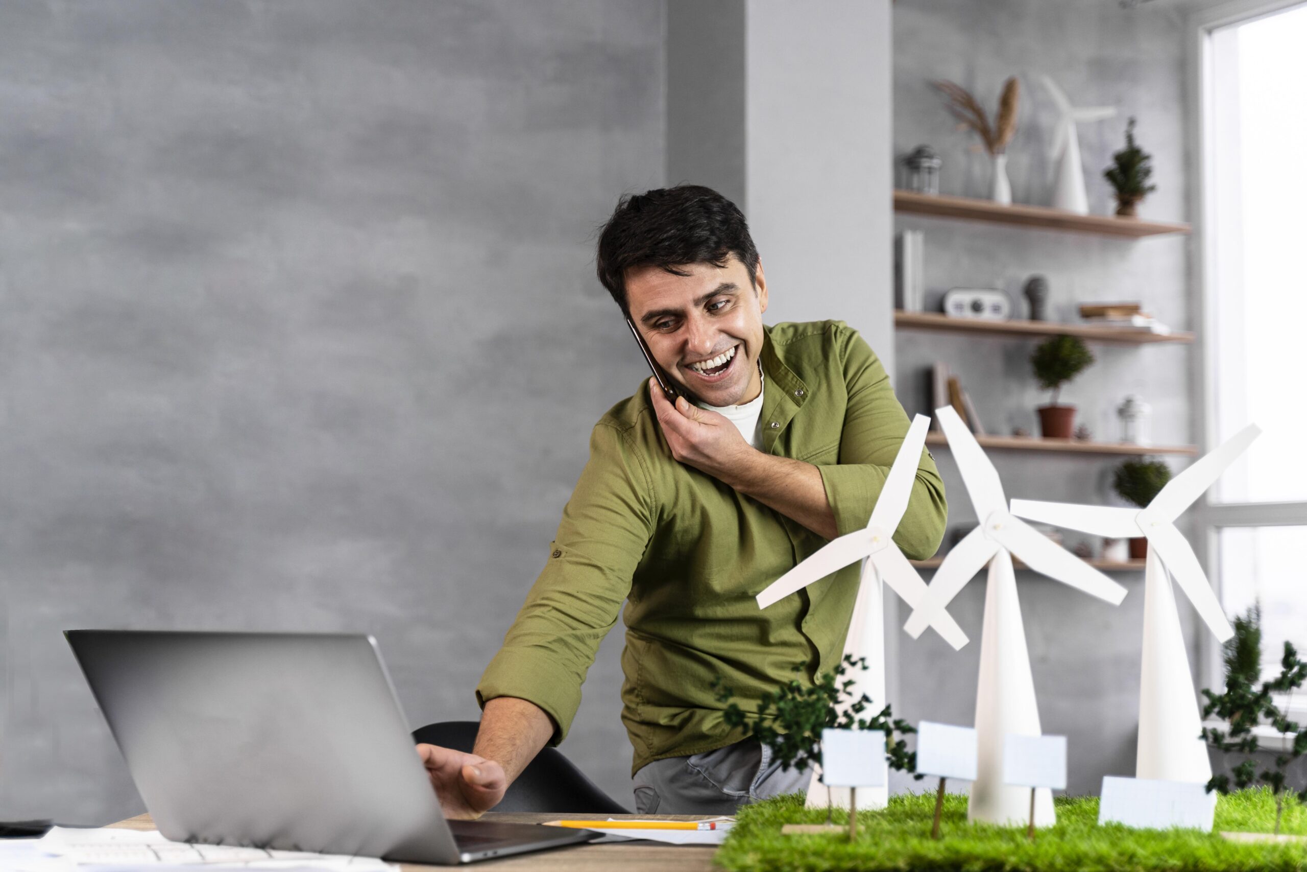 Homem trabalhando feliz em uma empresa de energia sustentável que se envolve com i-rec