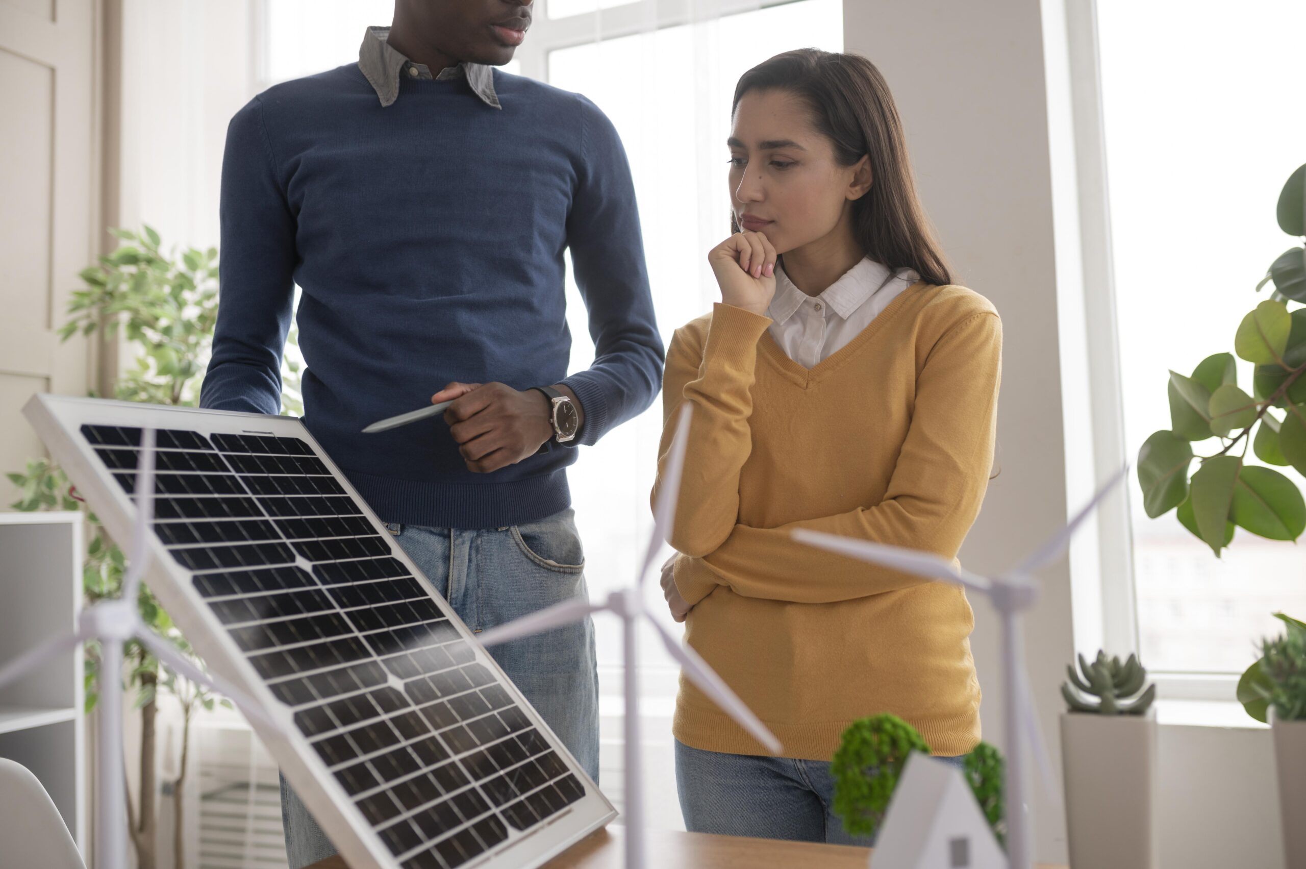 Um homem explicando para uma mulher sobre o sistema de energia solar e como vender energia no mercado livre