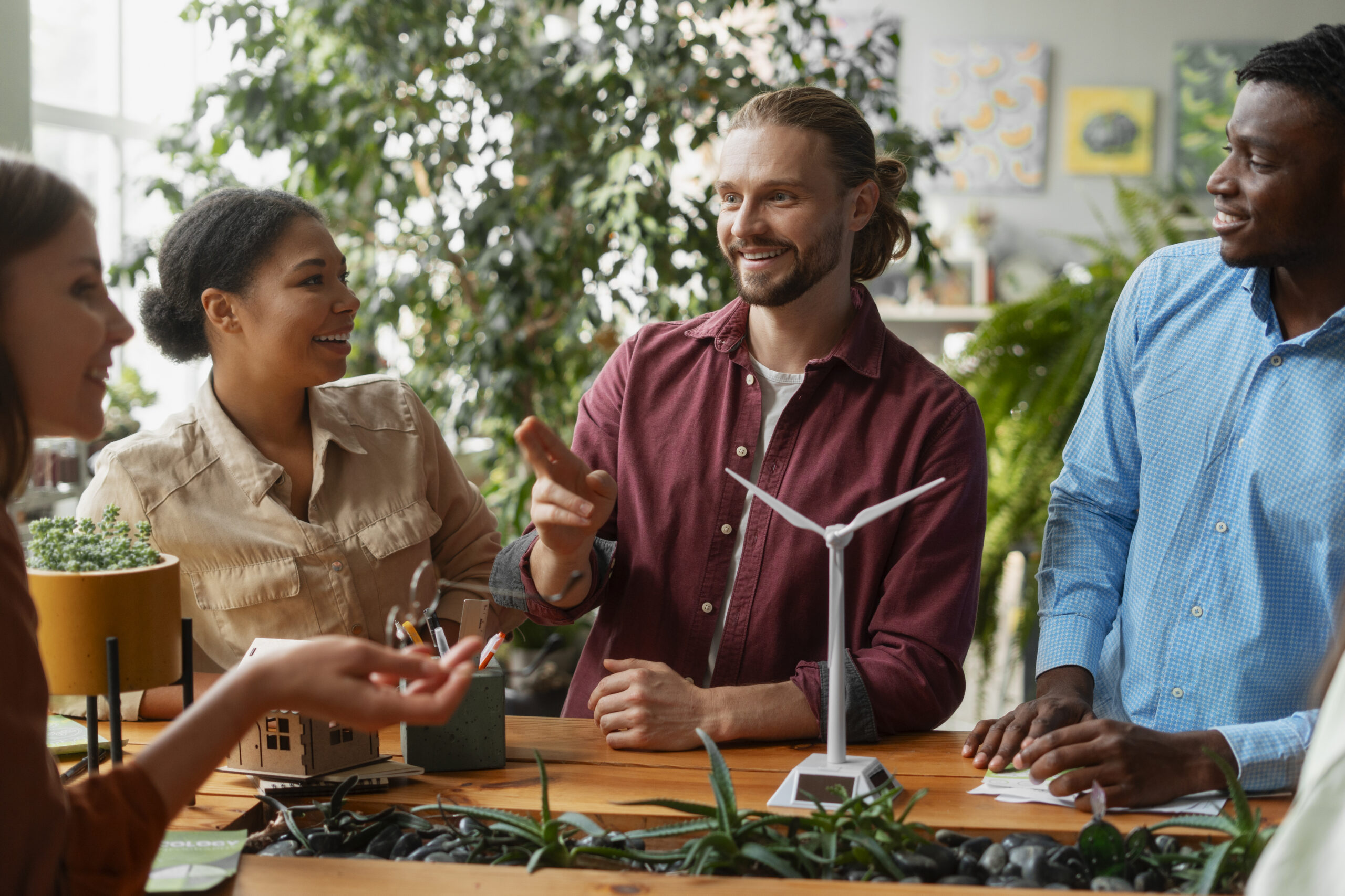 Pessoas discutindo a comercialização de energias renováveis e solares em reunião de equipe, com foco em sustentabilidade e tecnologia limpa.